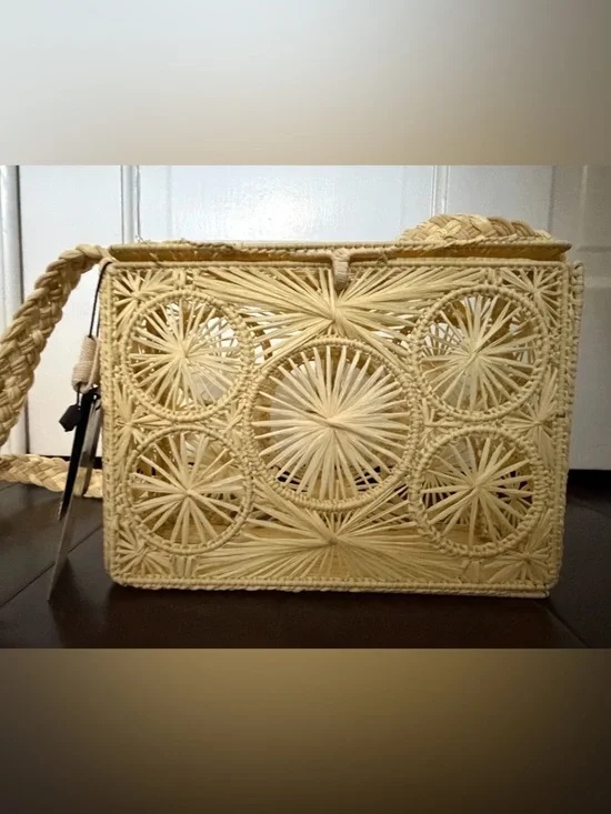 Mango - Limited Edition Braided Straw Crossbody Bag in Natural - Picture 2 of 5